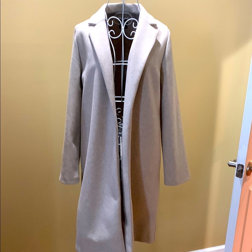 Zara Long unlined Polyester Coat
Never Worn
Armpit to Armpit 18 in
Length 36 in